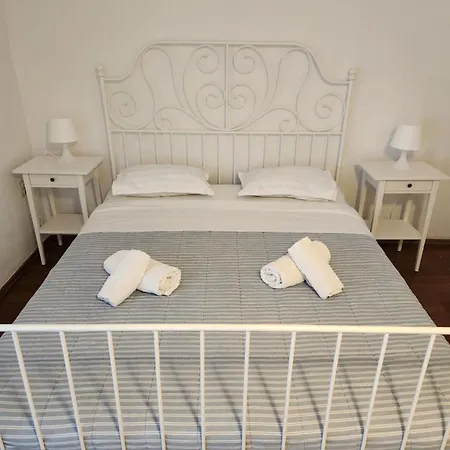 Mali Lovor Apartment *